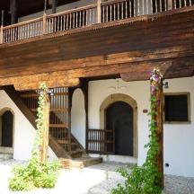 ein Gebäude mit einem Holzbalkon und einer Treppe