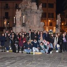 un gruppo di persone in posa davanti a un monumento
