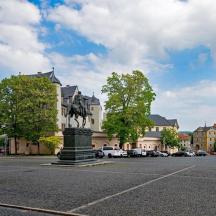 en parkeringsplass med en statue midt i en by
