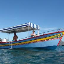 en båd med folk siddende på den i vandet