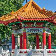 beyaz çitli bir parktaki bir pagoda