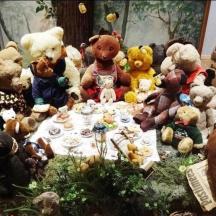 un groupe d'ours en peluche assis autour d'une table