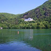 un gruppo di persone su una barca su un lago