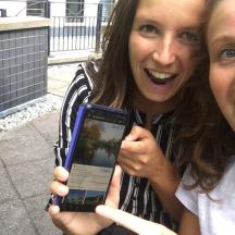 dues dones sostenen un telèfon mòbil