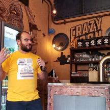 un hombre parado frente a un bar