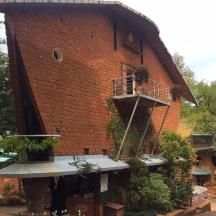 un gran edifici de maó amb un balcó