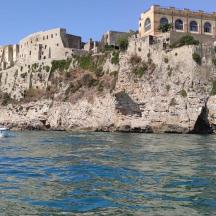 ein Boot im Wasser vor einem Schloss