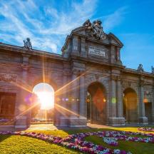un gran edifici amb la posta de sol al darrere