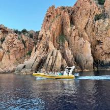 eine Gruppe von Menschen auf einem gelben Boot im Wasser