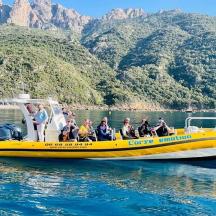eine Gruppe von Menschen in einem gelben Boot auf dem Wasser