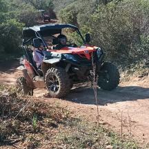 seseorang dalam atv di jalan tanah