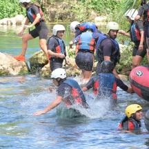 eine Gruppe von Menschen im Wasser auf einem Fluss