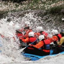 eine Gruppe von Menschen auf einem Floß in einem Fluss