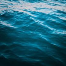 eine Nahaufnahme des blauen Ozeanwassers