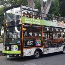 Un autobús de dos pisos circulando por una calle