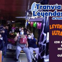 Un grupo de personas con máscaras sentadas en un autobús.