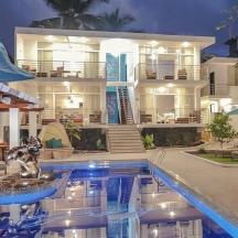 ein Haus mit einem Swimmingpool davor