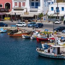 un grup de vaixells estan atracats en un port