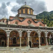 duży budynek z krzyżem na szczycie