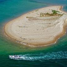 en ø i havet med en båd i vandet