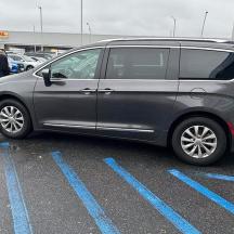 una furgoneta platejada aparcada en un aparcament