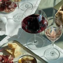 una taula amb dues copes de vi i un plat de menjar