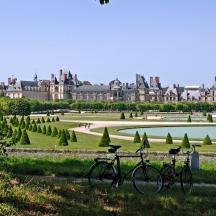 due biciclette parcheggiate in un parco di fronte a un palazzo