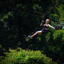 una dona volant per l'aire en una tirolina
