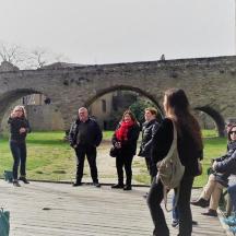eine Gruppe von Menschen, die vor einem Schloss herumstehen
