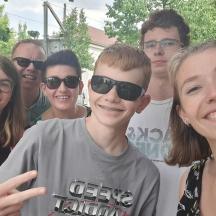 hópur fólks að pósa fyrir mynd