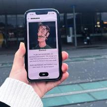 seseorang memegang ponsel dengan gambar di dalamnya