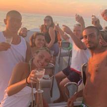 un grup de persones en un vaixell a la platja
