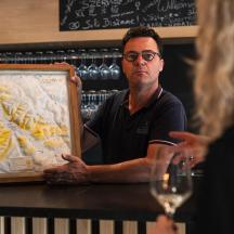 un home dret a un taulell amb un mapa a la mà