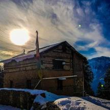 ein Gebäude mit einer Flagge im Schnee