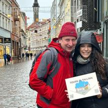 ein Mann und eine Frau halten ein Schild auf einer Straße