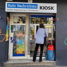 eine Frau steht im Eingang eines Ladens
