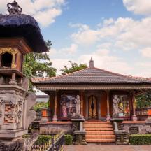 建物のある公園内の寺院