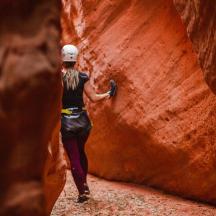 eine Frau steht in einem Slot Canyon