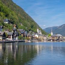 eine kleine Stadt am Ufer eines Sees