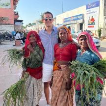 Ein Mann und drei Frauen stehen auf einer Straße