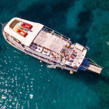ein Boot, das auf dem Wasser im Ozean schwimmt