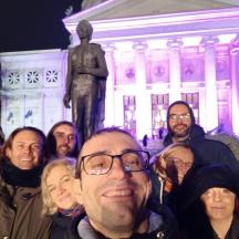 eine Gruppe von Menschen steht vor einer Statue