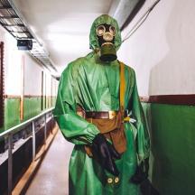žmogus su dujokauke, stovintis koridoriuje
