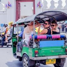 eine Gruppe von Menschen, die in einem Golfwagen fahren