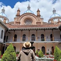 людина, яка сидить перед будівлею