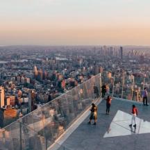 una vista di una città dalla cima di un grattacielo