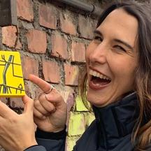 una donna tiene in mano un pezzo di carta