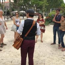 eine Gruppe von Menschen, die an einem Strand herumstehen