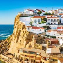 un poble en un penya-segat vora l'oceà
