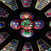 ein großes Buntglasfenster in einer Kirche
